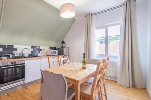 Cuisine équipée du gîte Le Coteau de Sigo à Kaysersberg Vignoble, décor alsacien authentique