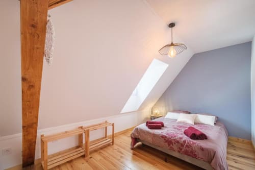 Chambre cosy du gîte Le Coteau de Sigo à Kaysersberg Vignoble, décor alsacien authentique