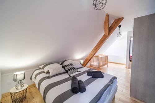 Chambre cosy du gîte Le Coteau de Sigo à Kaysersberg Vignoble, décor alsacien authentique