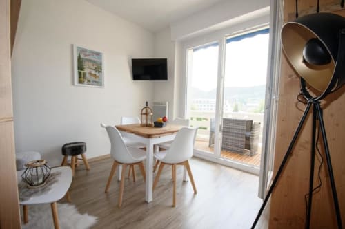 Séjour chaleureux du gîte La Mielerie du Lac, décoration bois et ambiance cosy