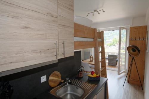 Cuisine équipée moderne dans le gîte La Mielerie du Lac à Gérardmer