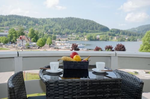 Terrasse du gîte La Mielerie du Lac avec vue sur le lac de Gérardmer