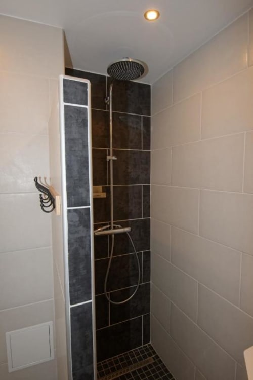 Salle de bain moderne et élégante du gîte La Mielerie du Lac à Gérardmer