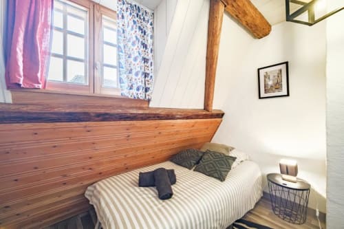 Chambre individuelle avec décoration alsacienne dans le gîte L’Oriel du Rempart Nord