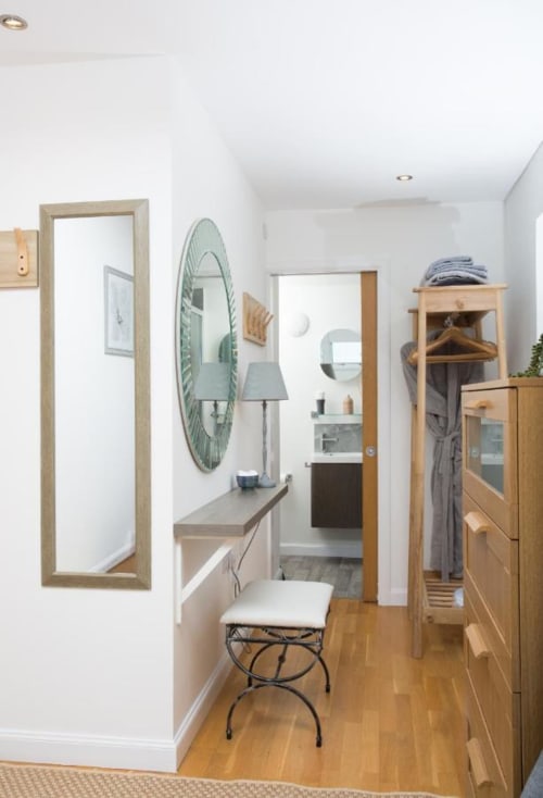 Ensuite with open wardrope