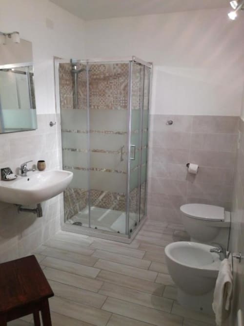Bagno moderno a Zia Amalia Villa Asfodelo ad Alghero con box doccia, doppio lavabo e bidet