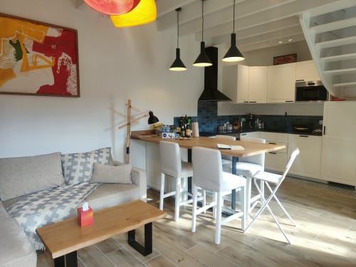 Studio moderne ouvert à La Conciergerie de Nathalie à Dinan avec cuisine blanche, salle à manger et salon confortable
