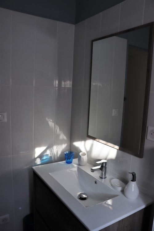 Salle d'eau avec douche, lavabo, toilettes de la chambre d'hôtes chez Martine