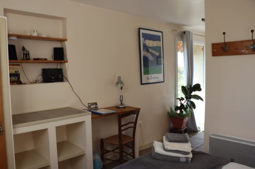 Bureau avec Wifi de la chambre d'hôtes chez Elise & Gabriel