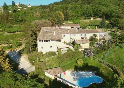 Les Vergers de la Bouligaire : maison d'hôtes avec 3 gîtes et 2 chambres d'hôtes, piscine avec à côté le village de Mirmande
