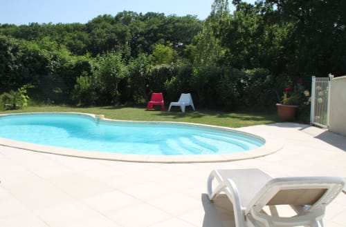 La piscine accessible aux résidents des Vergers de la Bouligaire 