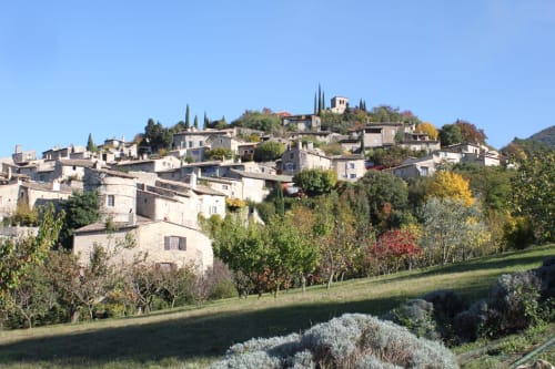 Le village perché de Mirmande classé plus beaux villages de France à moins de 10 minutes des Vergers de la Bouligaire