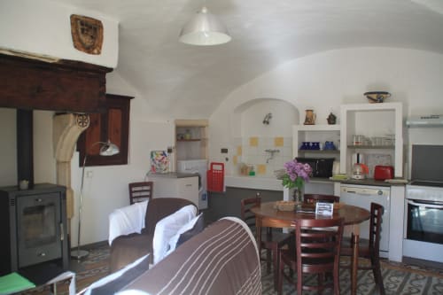 La pièce à vivre avec cuisine toute équipée, petit poêle à bois du gîte chez Henriette & Totor