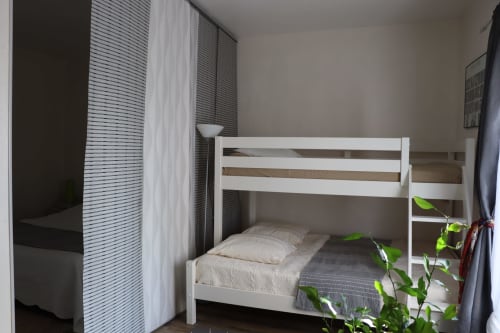 La grande chambre du gîte Chez Henriette & Totor avec panneaux amovibles et 1 lit en 160 (Queen Size) et un lit superposé (lit en 140 + au dessus lit en 90)