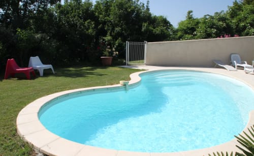 La piscine sécurisée avec transats aux Vergers de la Bouligaire
