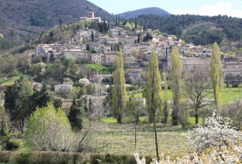 Village perché de Mirmande classé plus beaux villages de France à moins de 10 minutes à pied des Vergers de la Bouligaire au printemps