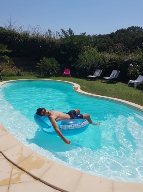 Farniente à la piscine des Vergers de la Bouligaire