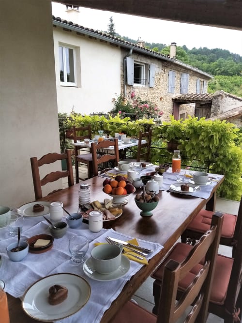 Petits déjeuners copieux sur la terrasse pour les chambres d'hôtes aux Vergers de la Bouligaire