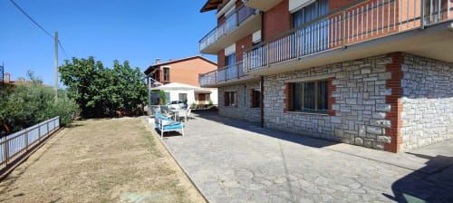 Appartamento Villa Italia Management con cortile esterno, zona lounge e edificio in mattoni con vista sul lago italiano