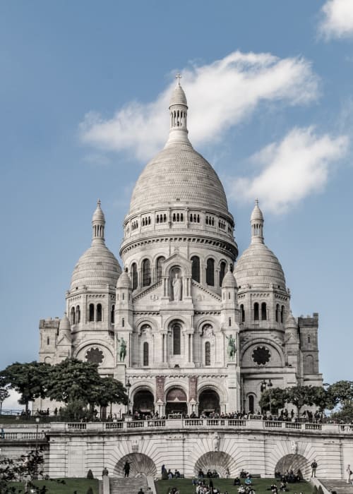 Basílica del Sagrado Corazón en Montmartre, París cerca de Maison 1850 Porte Montmartre