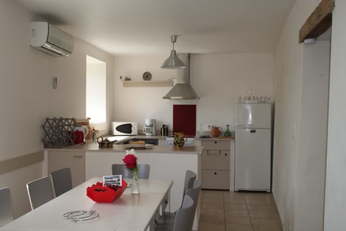 Cuisine équipée du gîte (location saisonnière) chez Louisette & Marius aux Vergers de la Bouligaire