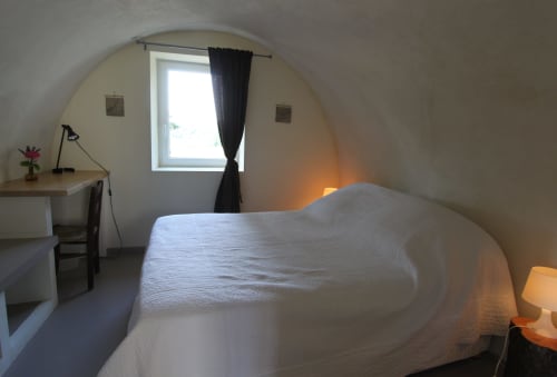 La chambre voûtée du gîte (location saisonnière) chez Louisette & Marius aux Vergers de la Bouligaire 