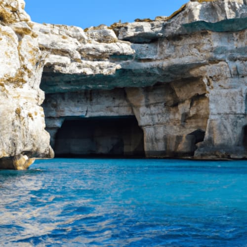 Scatto di una gita in barca lungo la costa di Bari con baie nascoste e splendide scogliere.