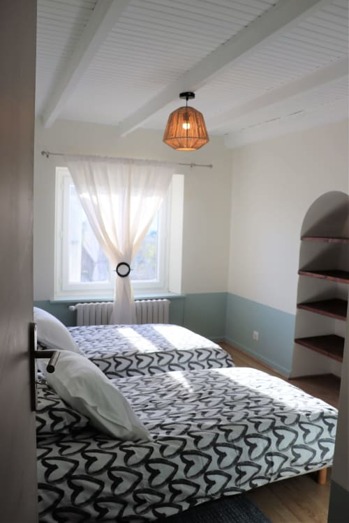 La chambre "enfants" avec 2 lits en 90 du gîte (hébergement saisonnier) chez Ginette & Pierrot aux Vergers de la Bouligaire à Mirmande