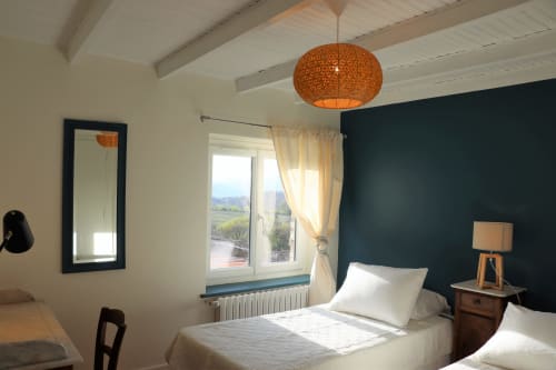 La chambre avec 2 lits en 90 pouvant être rapprochés pour avoir un grand lit en 180 du gîte (hébergement saisonnier) chez Ginette & Pierrot aux Vergers de la Bouligaire à Mirmande avec belle vue sur l'Ardèche