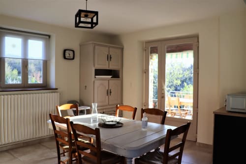 La cuisine avec accès direct à la terrasse du gîte (hébergement saisonnier) chez Ginette & Pierrot aux Vergers de la Bouligaire à Mirmande