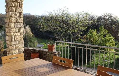 La terrasse du gîte (hébergement saisonnier) chez Ginette & Pierrot aux Vergers de la Bouligaire à Mirmande 