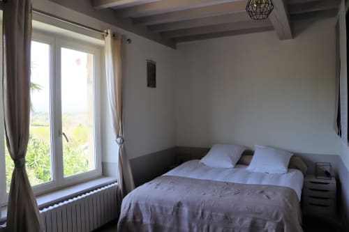 La troisième chambre avec accès à la terrasse, belle vue sur les montagnes d'Ardèche lit en 160 du gîte (hébergement saisonnier) chez Ginette & Pierrot aux Vergers de la Bouligaire à Mirmande 