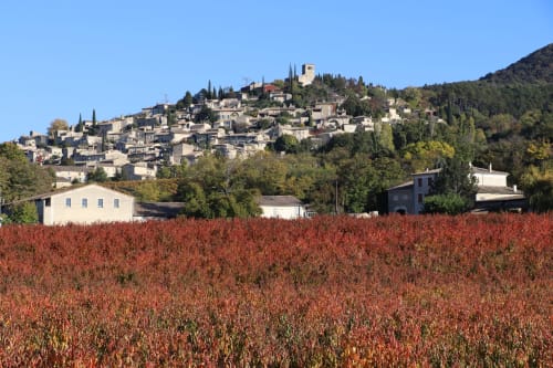 village perché de Mirmande classé plus beaux villages de France à moins de 10 minutes à pied des Vergers de la Bouligaire à l'automne