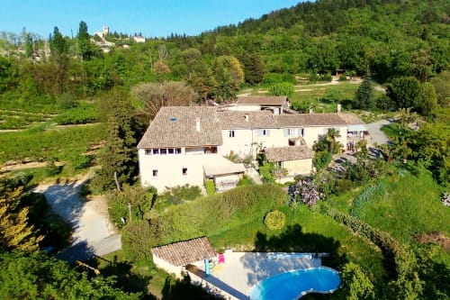 Les Vergers de la Bouligaire : maison d'hôtes avec 3 gîtes et 2 chambres d'hôtes, piscine avec à côté le village de Mirmande 
