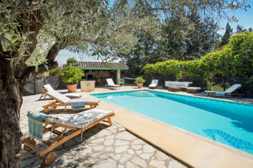 Un espace piscine paisible avec des chaises longues et de la verdure au Mas des Olivades, une villa à Pernes-les-Fontaines, en Provence, France.