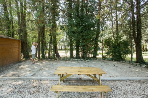 Espace ombragé avec table de pique-nique et terrain de pétanque, Mas des Olivades, Pernes-les-Fontaines, Provence, France.