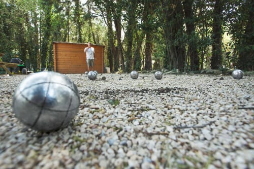 Espace ombragé avec table de pique-nique et terrain de pétanque, Mas des Olivades, Pernes-les-Fontaines, Provence, France.