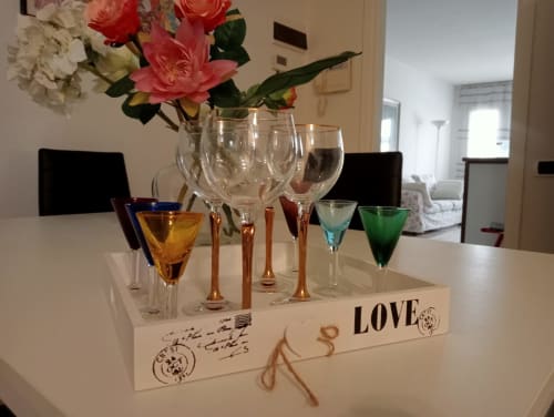 Elegante esposizione con calici colorati, fiori freschi e decorazione LOVE presso GioviGemini a Treviso