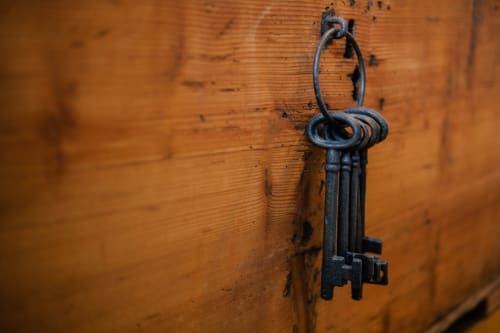 Clés de fer anciennes suspendues à la porte en bois de La Conciergerie du Cap Corse, Centuri