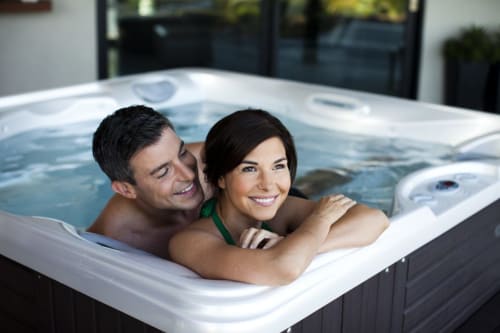 Couple se détendant dans un bain à remous au Gîte du Miroir Domérat, gîte rural en France