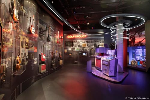 Exposition de guitares avec éclairage néon et collection de souvenirs musicaux à Montluçon