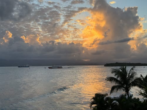 La Perle Fleur d'Epée, Résidence Perle des Caraïbes, Bas-du-Fort, Gosier, Guadeloupe. Arrivée de la Route du Rhum, mer des Caraïbes, vue sur la Soufrière. Le coucher de soleil.