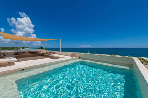 Villa de lujo frente al mar en Tulum con piscina infinita con vistas al Mar Caribe turquesa y playa de arena blanca