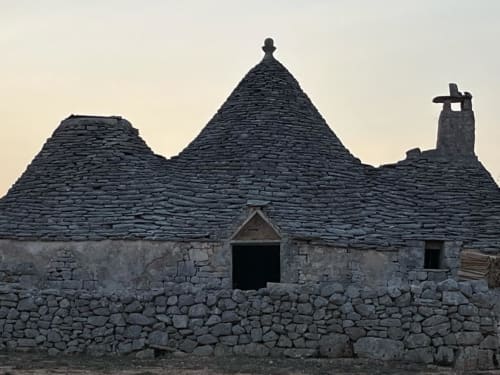 Casa trullo in pietra tradizionale con tetto conico a CorteLirice Paradiso, Puglia Italia