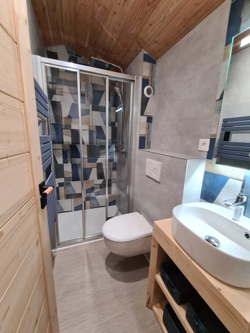 Salle de bains moderne avec douche, toilettes et lavabo de l'appartement CMD Méribel Le Pralin aux Allues