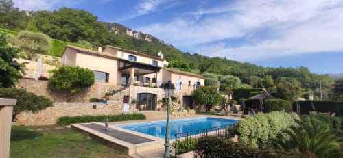 Charmantes Landhaus Loup Castel mit blauen Fensterläden und mediterranem Garten in Le Bar-sur-Loup