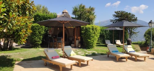 Total relaxation in cozy sofas with a panoramic view over the hills of the Grasse region