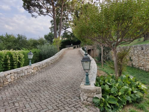 Privater Steinweg, der zum Loup Castel im Umland von Grasse führt