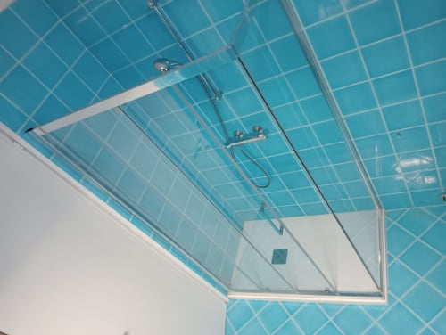 Moderno box doccia con piastrelle turchesi presso l'Apartment GioviGemini a Treviso