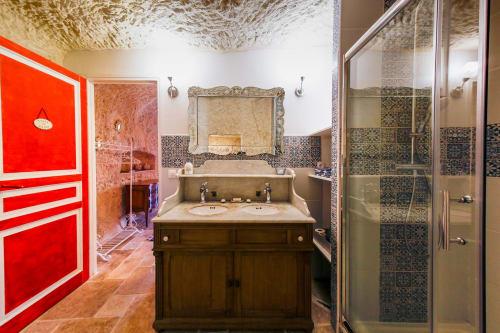 Salle de douche avec double vasque, aux Gîtes troglodytiques de la Rochère